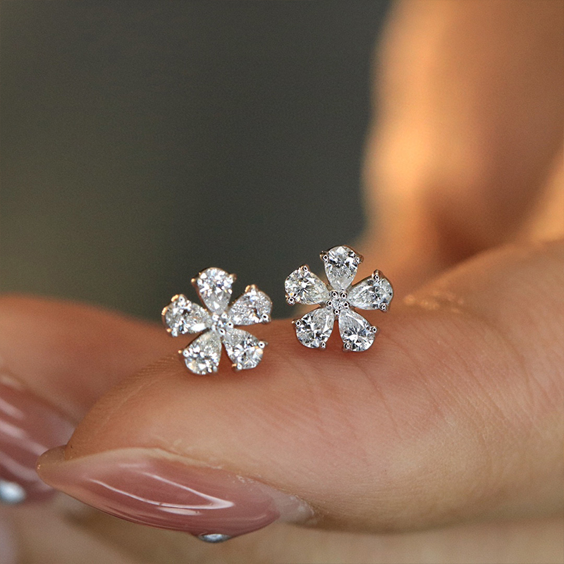 Aazuo ファインジュエリー 18K オリジナル ホワイト - Diamond Stud Earrings のレビューと価格